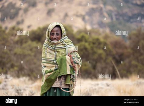 The Valiant Shepherdess! Un conte éthiopien du IXe siècle explorant les thèmes de la persévérance et de l'intelligence.